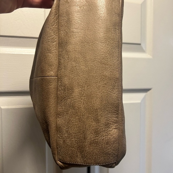 Elegant Tan Leather Shoulder Bag